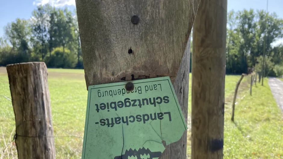 Ein defektes Schild in einem Landschaftsschutzgebiet
